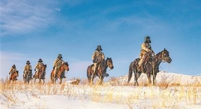 陆军某边防连组织官兵巡逻