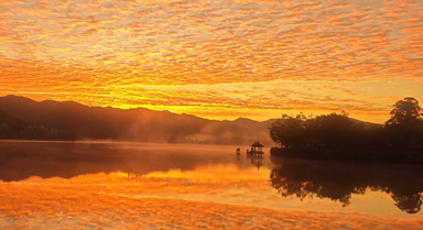 云南普洱：日光透薄雾 霞彩铺天际